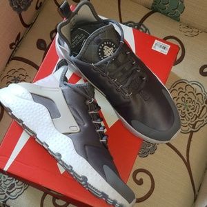Nike Air Huarache Size 11 Grey